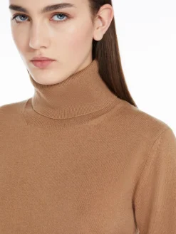 Cashmere polo-neck jumper