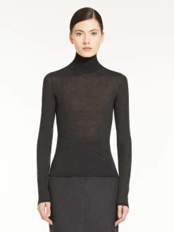 Cashmere yarn turtleneck