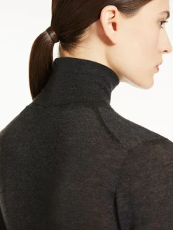 Cashmere yarn turtleneck