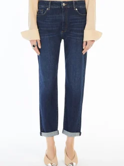 Low-rise boyfriend jeans