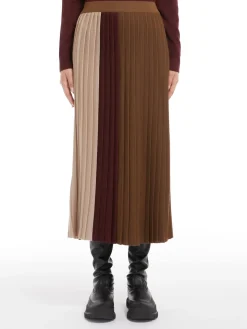 Pleated knit fabric skirt