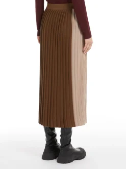 Pleated knit fabric skirt