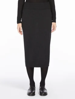 Seamless wool skirt