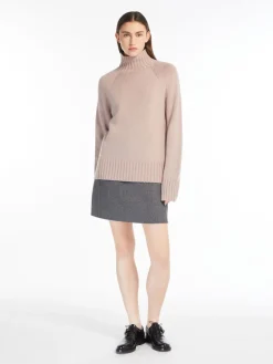 Short wool skirt