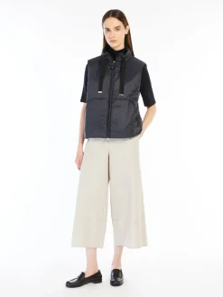 Water-repellent canvas gilet with a stand-up collar