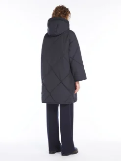 Water-repellent taffeta hooded down jacket