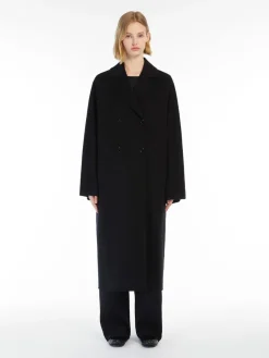 Wool coat with buttons