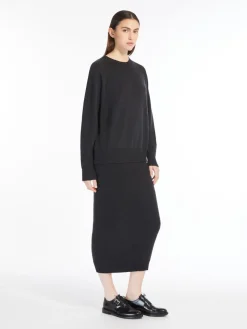 Wool knit pullover